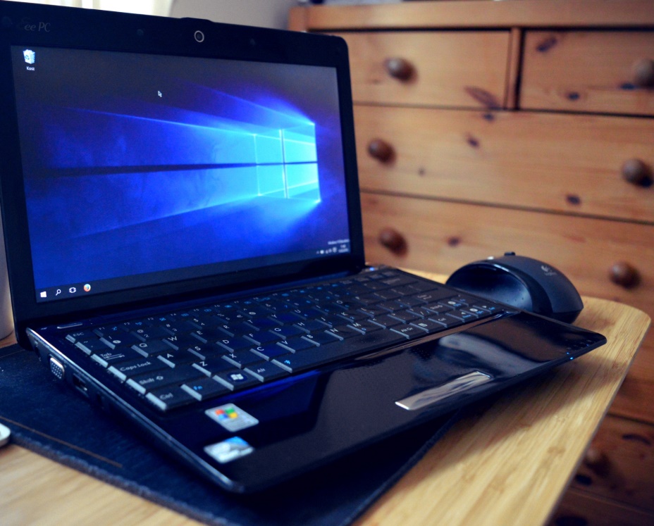 black laptop and mouse on the table
